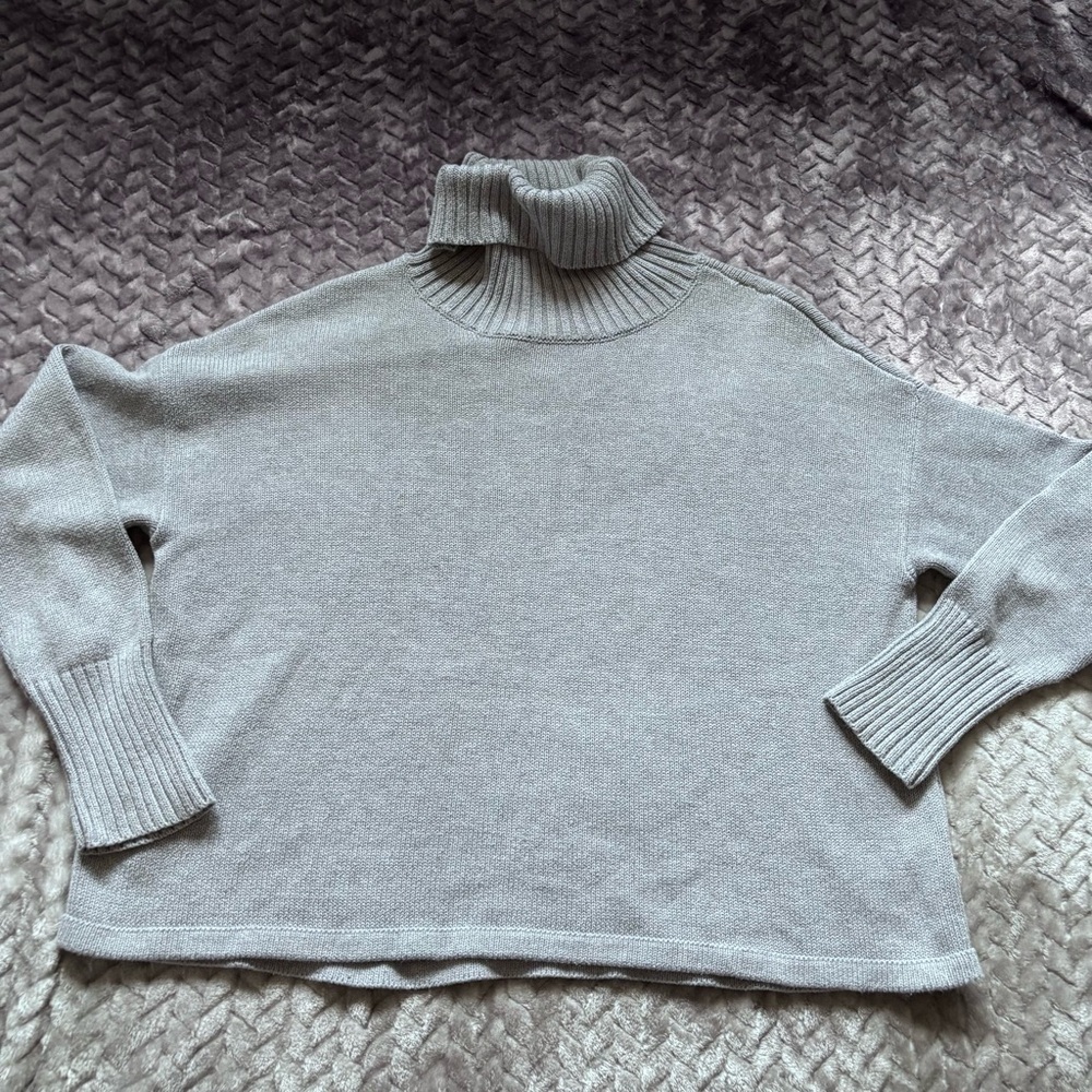 ⭐️⭐️⭐️Aerie Gray Knit Turtleneck Sweater size Large